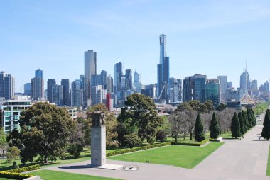 Tepeden Melbourne 'un gökdelenlerinin manzarası