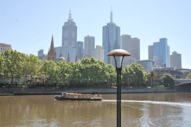 Melbourne 'un ortasındaki dar Yarra Nehri.