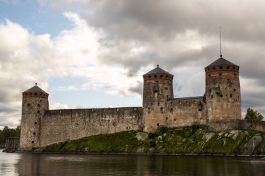 Finlandiya 'nın güneyinde yer alan Savonlinna' daki Aziz Olaf Şatosu (Olavinlinna, Olofsborg) bulutlu bir günde resmedilmiştir.