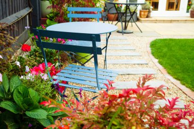 Yaz bahçesinin sonundaki sonbahar kırmızılarıyla birlikte. Öğleden sonra çekilmiş.