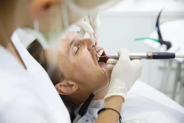 Patiënt krijgt haar tandvlees zak diepte gemeten — Stockfoto