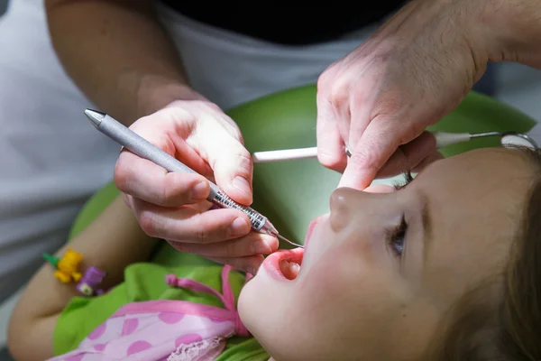 Ragazza presso il suo studio dentisti — Foto Stock