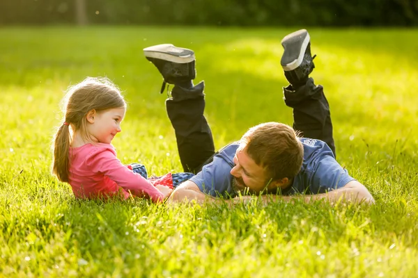 Dedicado pai e filha conversando, se divertindo — Fotografia de Stock