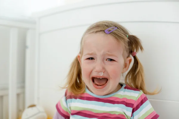 Llorando niño pequeño, teniendo una rabieta — Foto de Stock