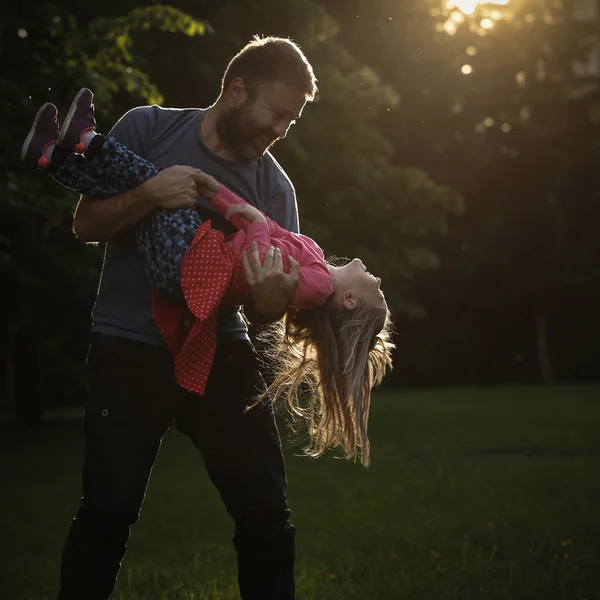 Père dévoué tournant sa fille en rond — Photo