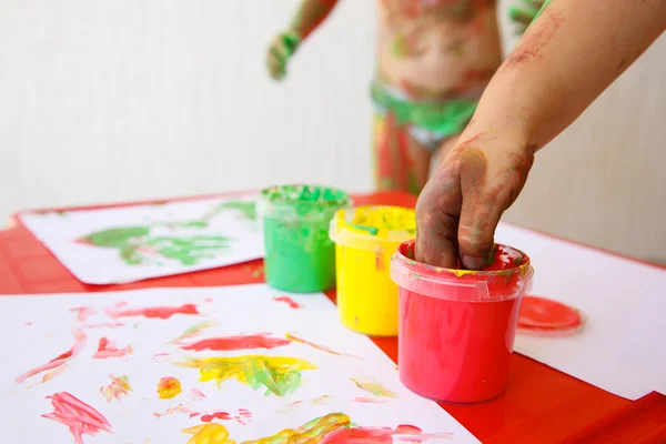 Дети макают пальцы в нетоксичные краски для пальцев — стоковое фото
