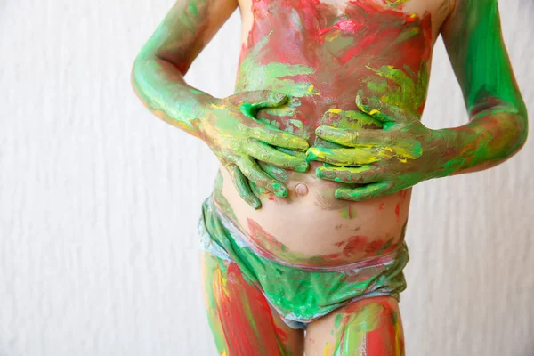 Детское тело, рисующее себя пальцами — стоковое фото