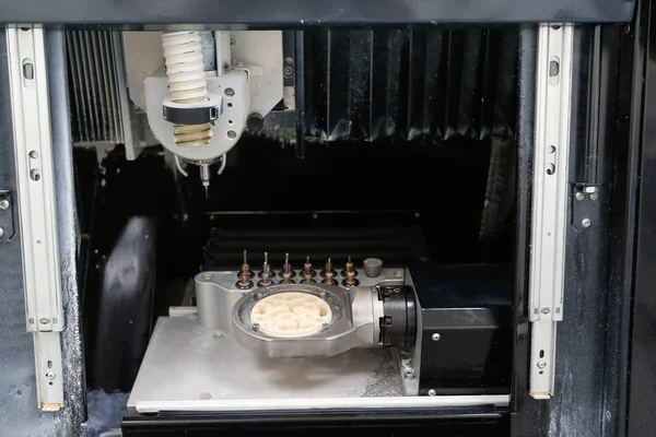 Dentální strojní zařízení CAD/CAM v stomatologické laboratoři — Stock fotografie