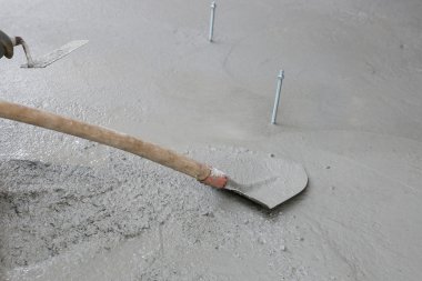 Mason tutarak masonlar mala ve kürek 