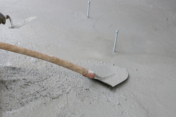 Мэйсон держит лопату и лопату.
 