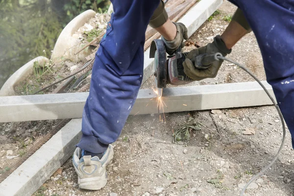 Operaio edile che taglia un pilastro di cemento armato — Foto Stock