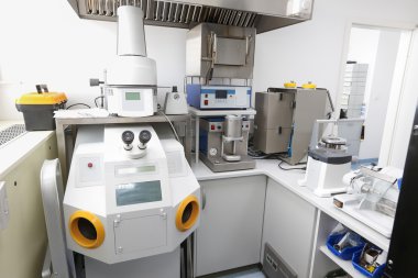 Yüksek teknolojili, modern laboratuvarda diş mikroskobu