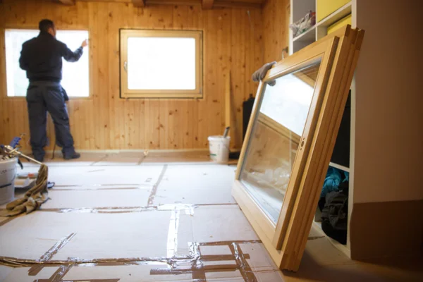 Werknemer installeren nieuwe houten ramen — Stockfoto