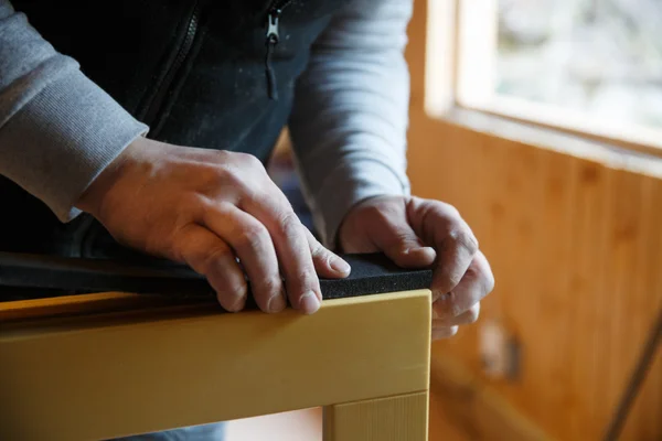 Trabajador que se prepara para instalar nuevas ventanas de madera de tres paneles — Foto de Stock