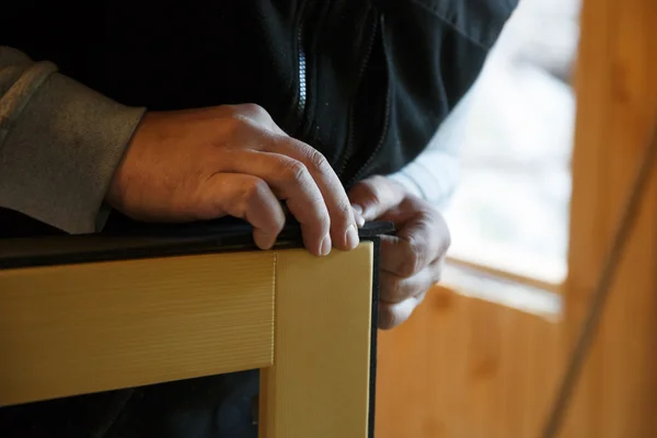 Trabajador que se prepara para instalar nuevas ventanas de madera de tres paneles — Foto de Stock