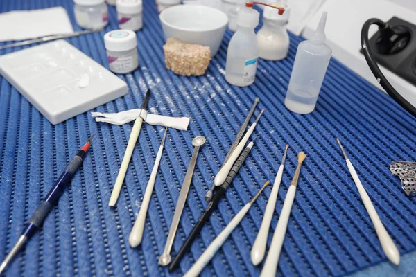 Herramientas e instrumentos de laboratorio dentales para estratificación de porcelana — Foto de Stock