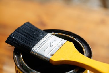 Bir teneke üzerinde koruyucu boya dinlenme fırça