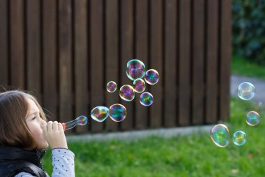 Küçük Kız Baloncuklar Üflüyor