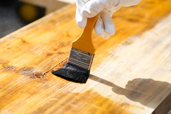 Pintura pintor superficie de madera, protección de la madera — Foto de Stock