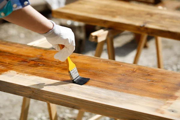 Pintura de madera con pintura de protección de madera — Foto de Stock