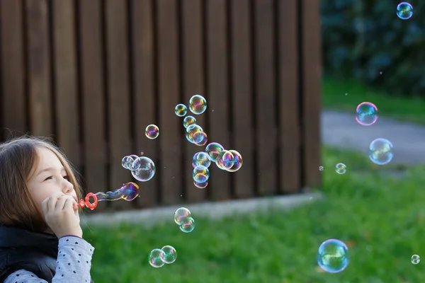 Kislány fújás Bubbles — Stock Fotó