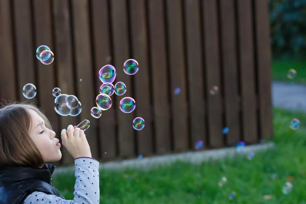 Küçük Kız Baloncuklar Üflüyor — Stok fotoğraf