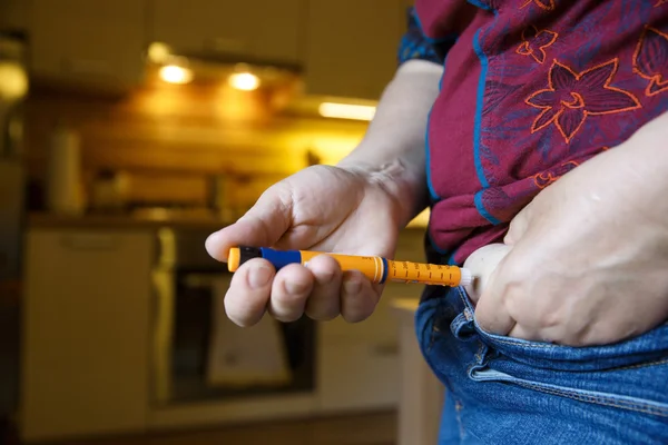 Cukrzycy pacjent wstrzykiwanie sobie z insulina strzelać — Zdjęcie stockowe