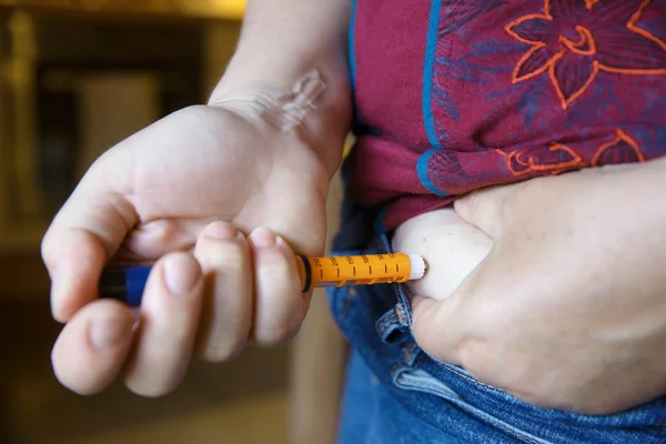 Paciente diabético inyectándose insulina — Foto de Stock