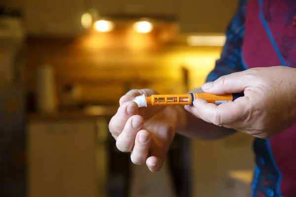 Doente diabético hiperglicémico a abrir a injecção de insulina — Fotografia de Stock