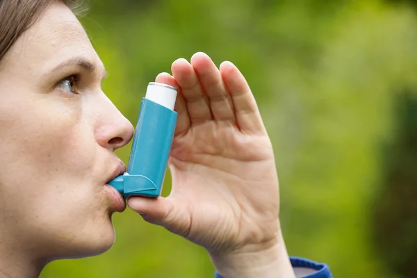 Asma paciente inhalación de medicamentos —  Fotos de Stock