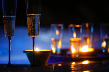 Mum ışığında şampanya bardakları yanında Jakuzi