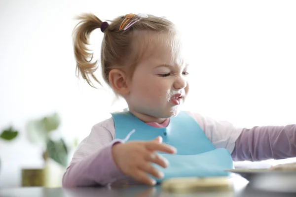 Kleine meisje peuter plukken haar voedsel, waardoor gezichten — Stockfoto