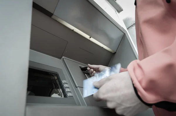 Mann am Geldautomaten mit gestohlenen Kredit- und EC-Karten — Stockfoto