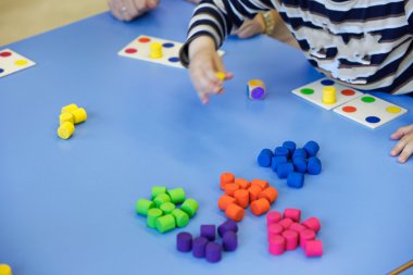 ev yapımı eğitim oyuncaklar ile oynama çocuk
