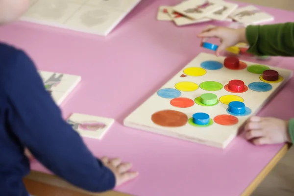 Crianças brincando com brinquedos educativos caseiros — Fotografia de Stock