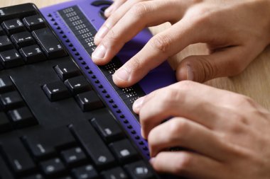 Kör kişi braille bilgisayar ekranı ile bilgisayar kullanarak 