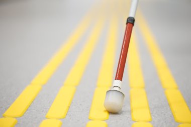 Kör dokunsal kaldırım üzerinde yürüyen yaya 