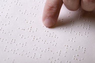 Kör kişi kitap Braille yazılı olarak yazılmış, çok dokunaklı