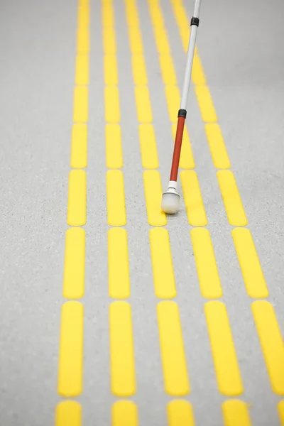 Blind voetgangers lopen op tactiele bestrating — Stockfoto
