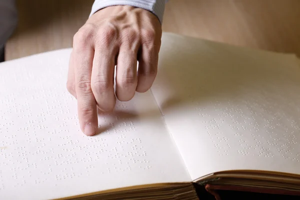 Cego tocando livro, escrito em braille — Fotografia de Stock