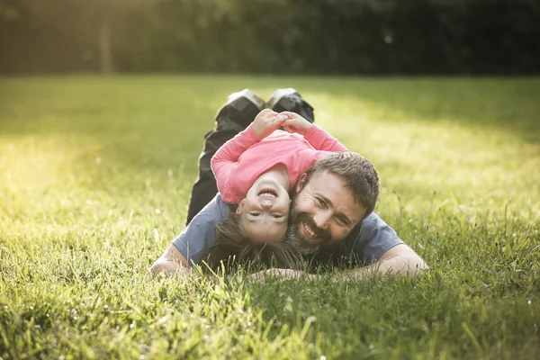 Baba ve kızı çim üzerinde yalan adamış — Stok fotoğraf