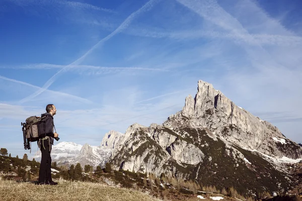 Fotograf excursionist pe un vârf de munte — Fotografie, imagine de stoc