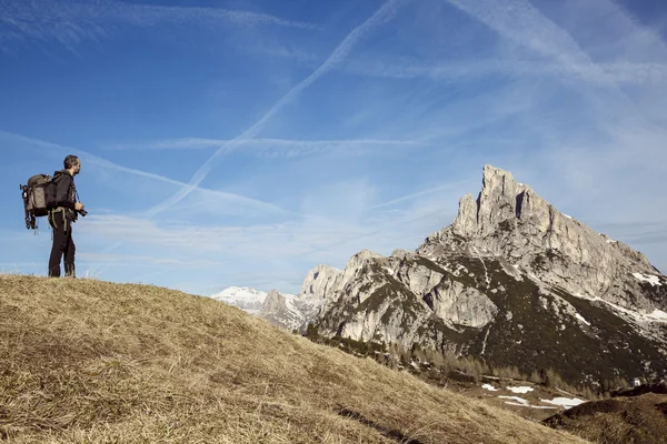 Caminante fotógrafo en una cima de montaña — Foto de Stock