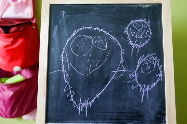 Los niños creativos tiza mano dibujo de una familia — Foto de Stock