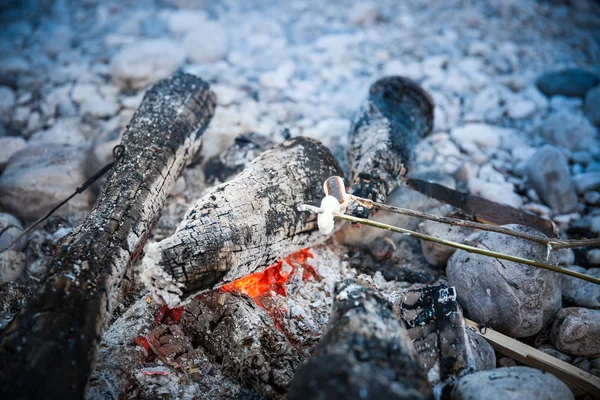 Marshmallows sticked on a twig, being toasted — Stock Photo, Image