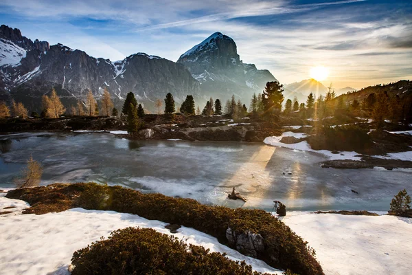 Peisaj montan de iarnă cu lac înghețat în față — Fotografie, imagine de stoc