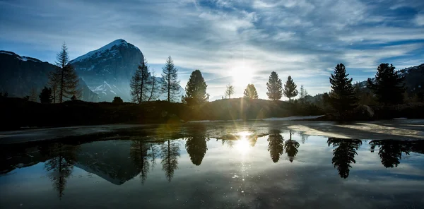 Horská krajina s jezerem v přední — Stock fotografie