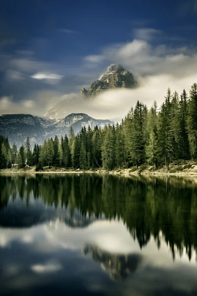 Horská krajina s jezerem v přední — Stock fotografie