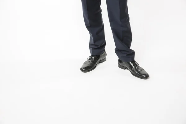 Hombre en traje de negocios negro y zapatos ordenados, espacio para copiar . — Foto de Stock