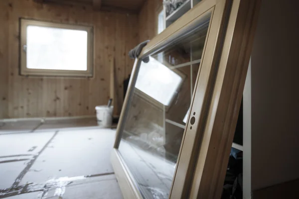 Nueva ventana de madera eficiente preparada para la instalación —  Fotos de Stock